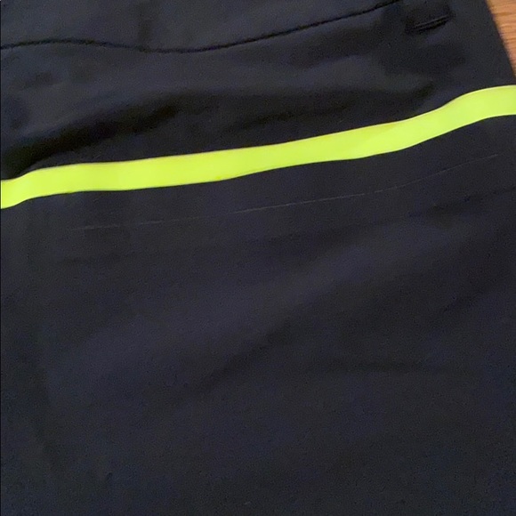 Nike women’s Tour Performance Bermuda golf shorts black with neon trim size 2 - Picture 7 of 8